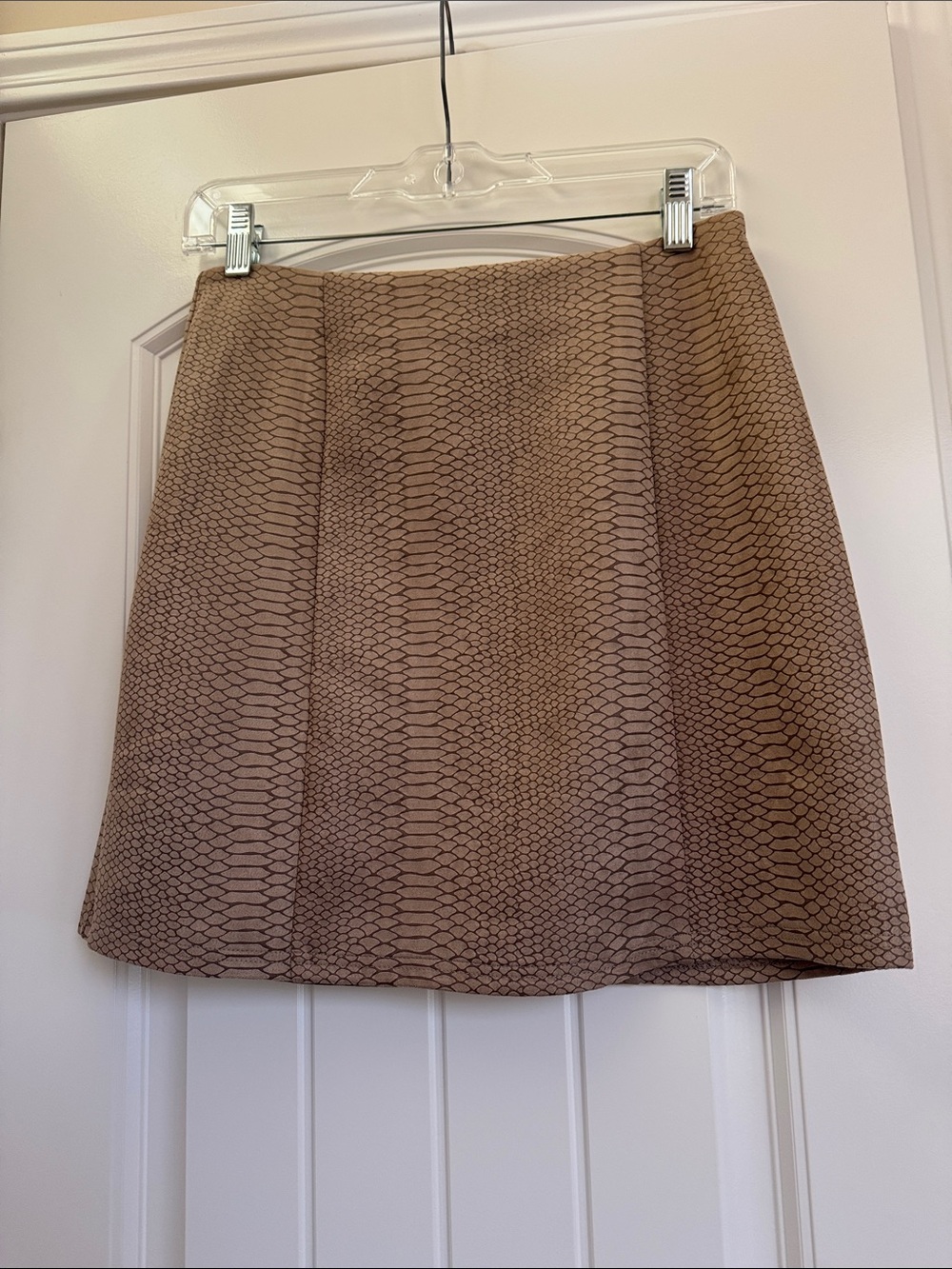 NWOT Vici Women’s Faux-Suede Snake-Print Mini Skirt — Tan Size M